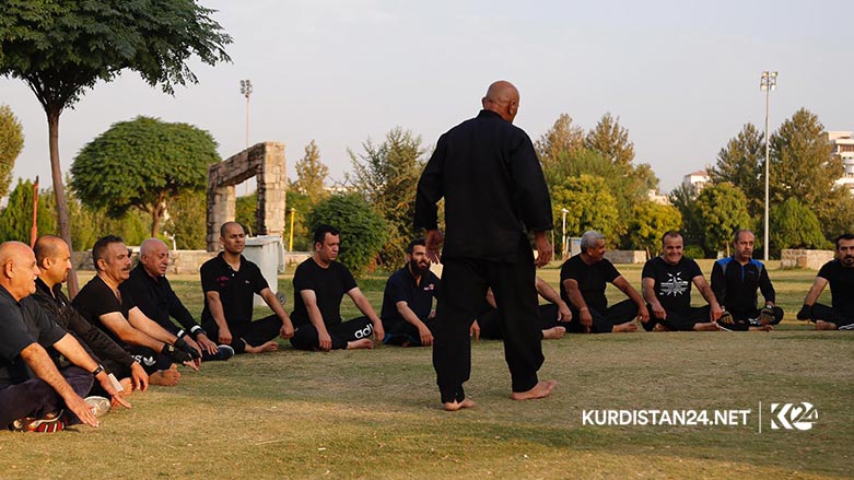 راهێنه‌رێك خۆبه‌خشانه‌ 14 ساڵ راهێنان به‌ هاوڕێكانی ده‌كات